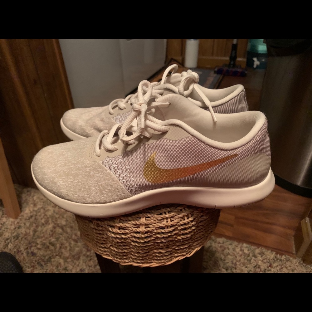 Nikes tan & gold size 8,5 great condition